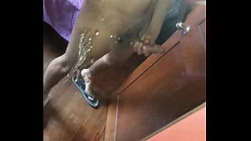 Macho sacandose la leche