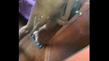 Macho sacandose la leche