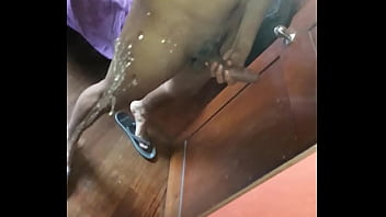 Macho sacandose la leche