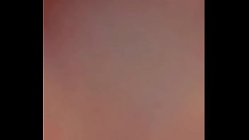 Manda pack mientras se baña