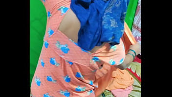 Indian bhabhi ki saree change karte hue chupke se banai video