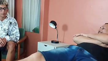 Madrasta boa ensina o enteado na frente do corninho