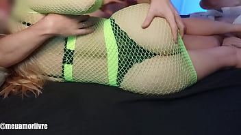 O clima esquentou depois que a esposa deu para o amigo do marido