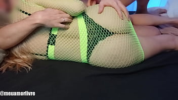 O clima esquentou depois que a esposa deu para o amigo do marido