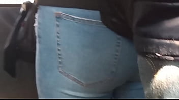 Culote de jovencita en jeans en colectivo