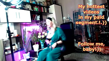 A private show of a mature bitch with an anal plug and cool shaking orgasms