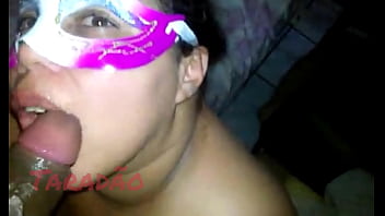 Safada chupando punhetando e tirando leite de piroca