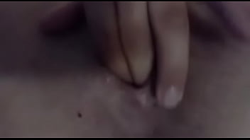 Minha putinha com dedo na buceta