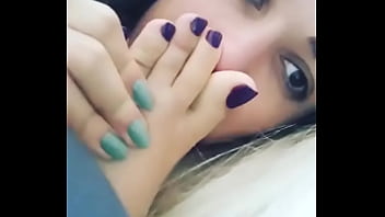 Uñas moradas y pies hermosos shoeplay en converse Uñas moradas y pies hermosos shoeplay en converse
