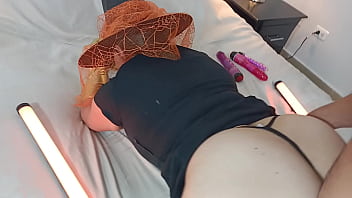 En halloween bruja latina se masturba y se deja follar por extraños es su dia especial