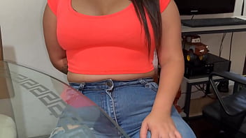 Convenso a la hermana de mi esposa de que me dé su enorme culo