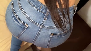 Convenso a la hermana de mi esposa de que me dé su enorme culo