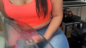 Convenso a la hermana de mi esposa de que me dé su enorme culo