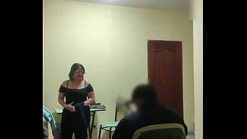 Empleada venezolana coqueteando