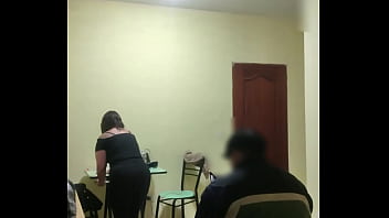 Empleada venezolana coqueteando