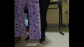 Empleada venezolana coqueteando