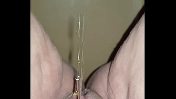 Chatte qui pisse debout