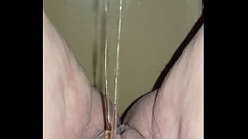 Chatte qui pisse debout