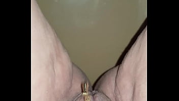 Chatte qui pisse debout