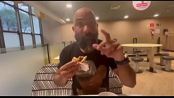 Levei a safada no fast food e depois arrastei pra casa comi a buceta e gozei no cuzinho dela