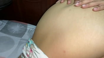 Le saco toda su leche a mi padrastro de pues de una buena follada