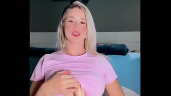 Loira novinha fantasiada de coelhinha brinca com brinquedinho