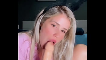 Loira novinha fantasiada de coelhinha brinca com brinquedinho