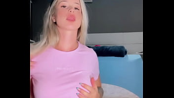 Loira novinha fantasiada de coelhinha brinca com brinquedinho