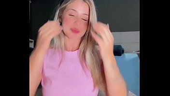 Loira novinha fantasiada de coelhinha brinca com brinquedinho