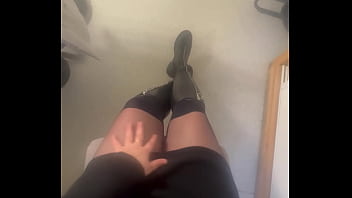 Qui passe sous le bureau