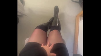 Qui passe sous le bureau