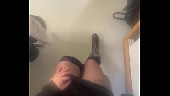 Qui passe sous le bureau