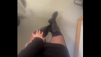 Qui passe sous le bureau