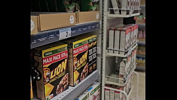 Aujourd'hui j'ai retiré ma culotte à careffour et j'ai fait des exhibs de ma