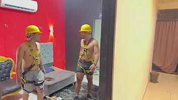 Obreros seducen mujer cachonda en ausencia de su marido