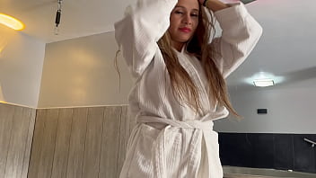 Me follo a mi madrastra cuando mi padre sale de la ciudad