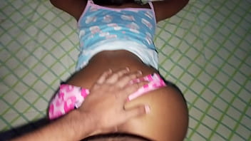 Satisfacción con los pies re juego con bragas y placer palpitante