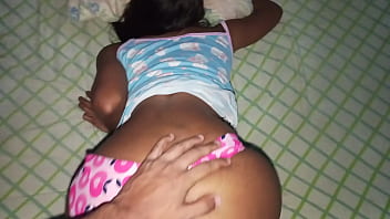 Satisfacción con los pies re juego con bragas y placer palpitante