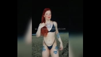 Masajista pelirroja en la playa de copacabana