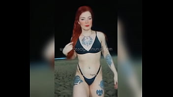 Masajista pelirroja en la playa de copacabana