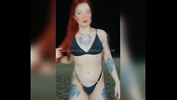 Masajista pelirroja en la playa de copacabana