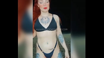 Masajista pelirroja en la playa de copacabana