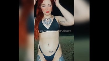 Masajista pelirroja en la playa de copacabana