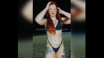 Masajista pelirroja en la playa de copacabana