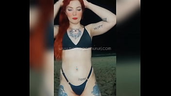 Masajista pelirroja en la playa de copacabana