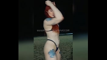 Masajista pelirroja en la playa de copacabana