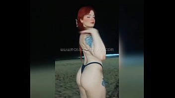 Masajista pelirroja en la playa de copacabana
