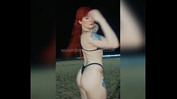 Masajista pelirroja en la playa de copacabana