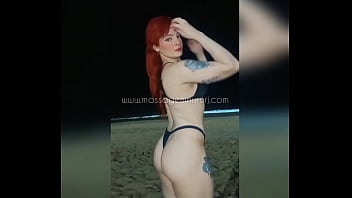 Masajista pelirroja en la playa de copacabana