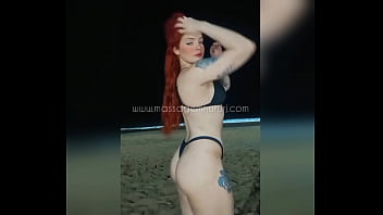 Masajista pelirroja en la playa de copacabana